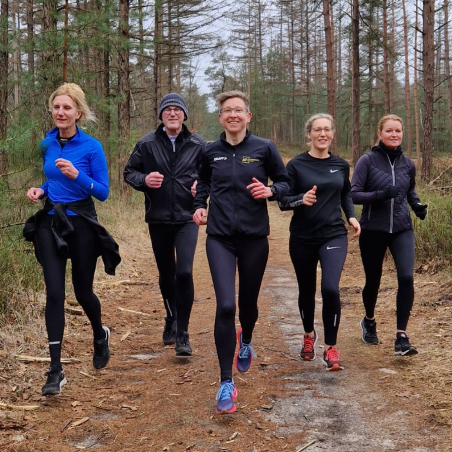 Groep mensen loopt hard in het bos