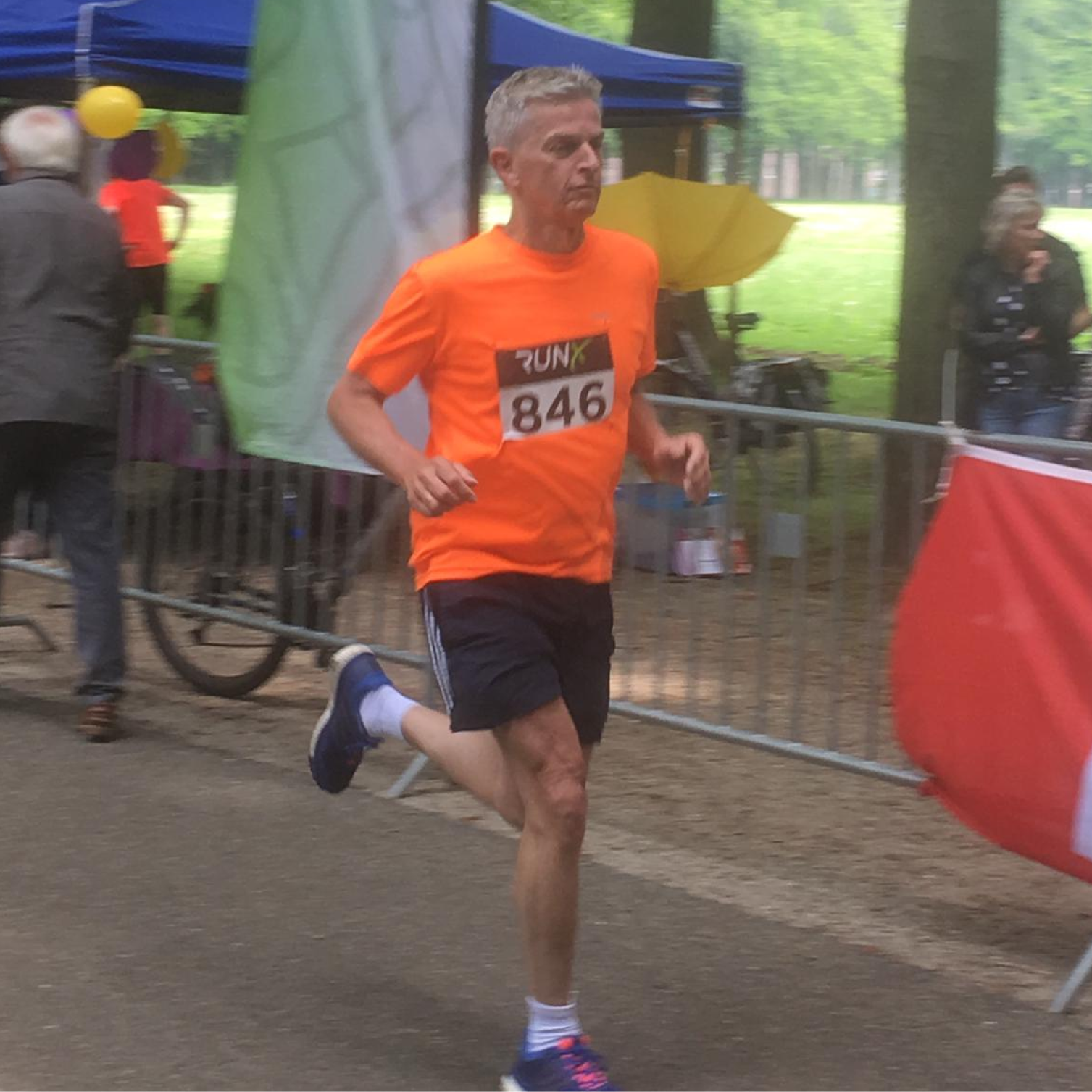 Man loopt mee met hardloopwedstrijd