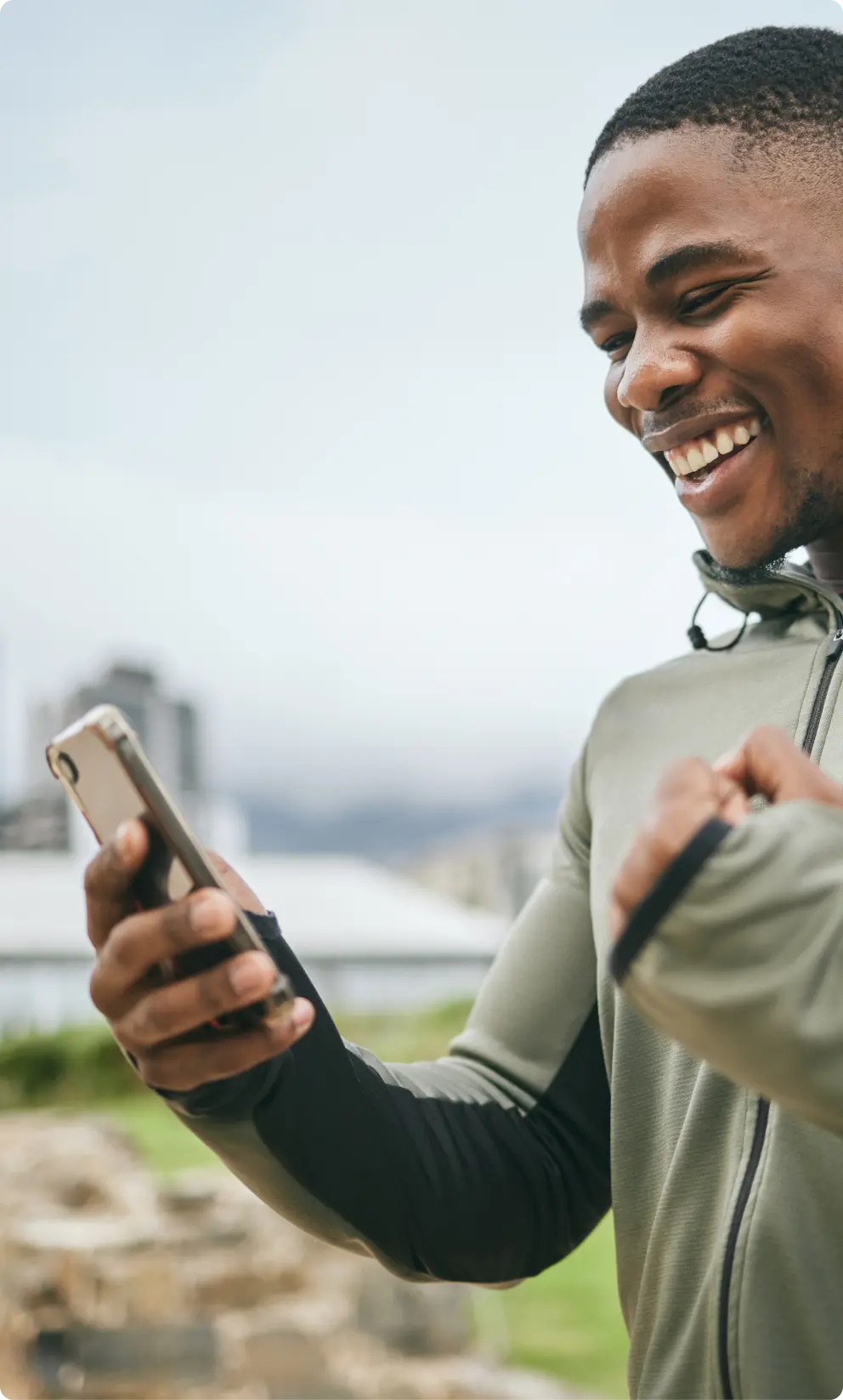 Man lacht naar telefoon in zijn hand