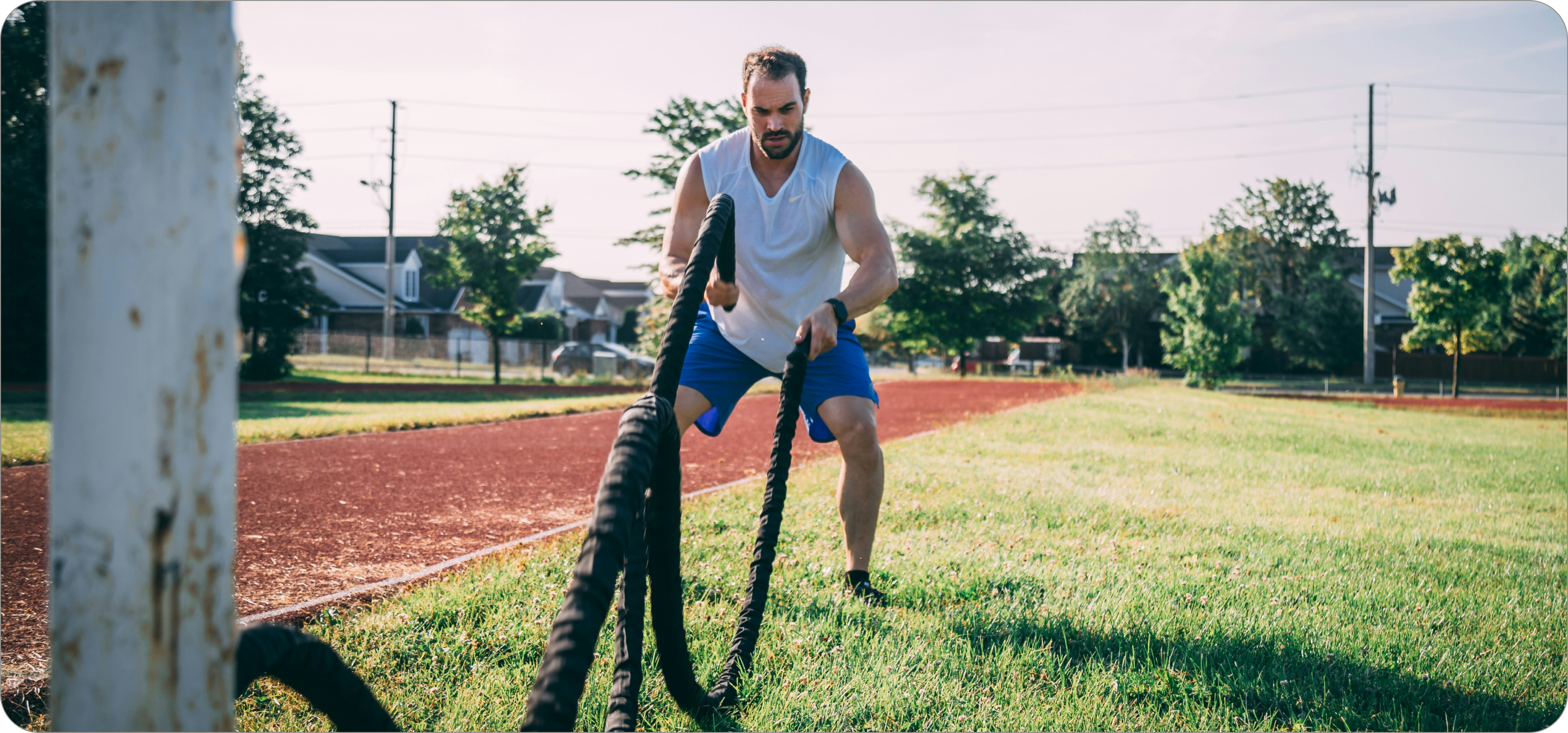 Een man doet een bootcamp op een grasveld
