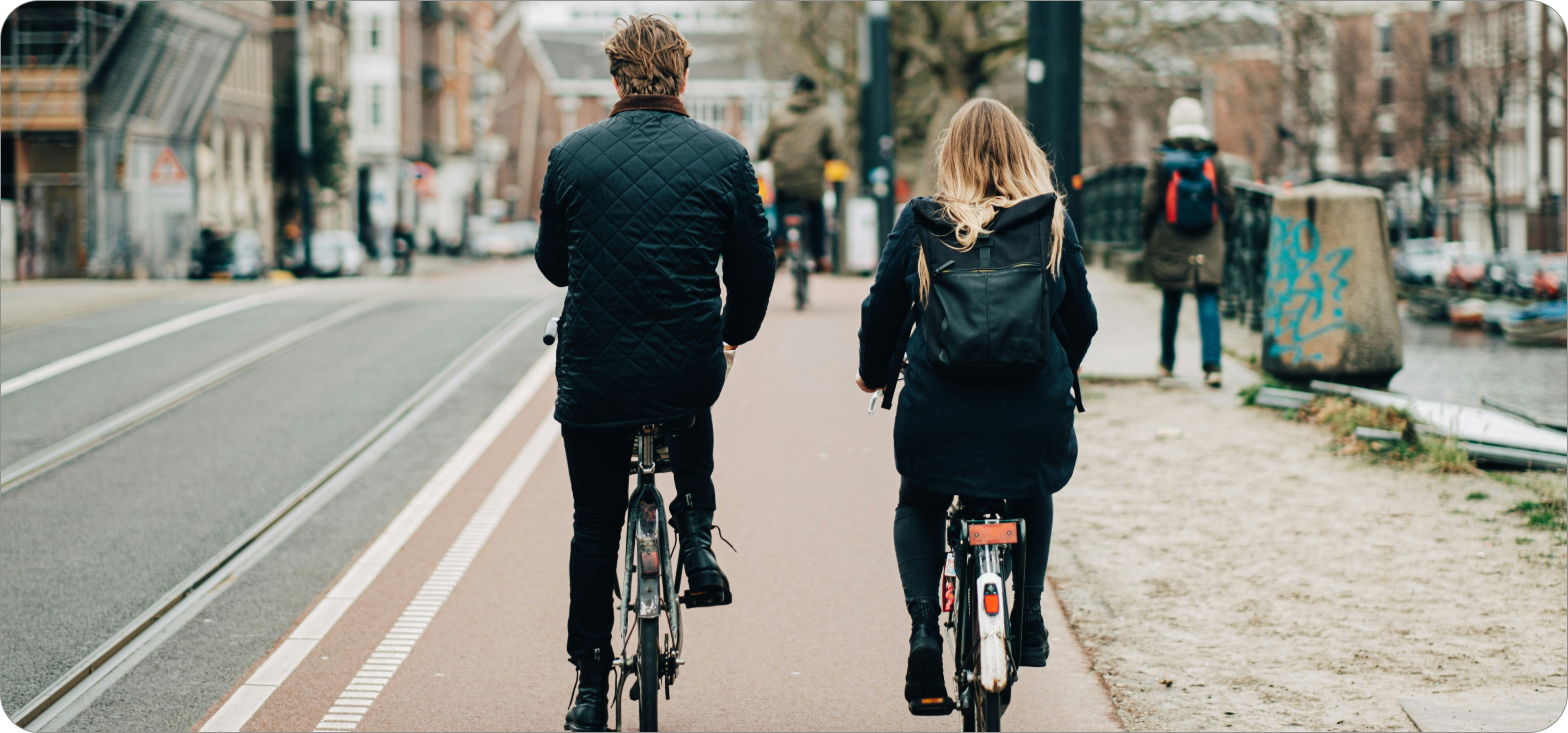 Man en vrouw fietsen naast elkaar