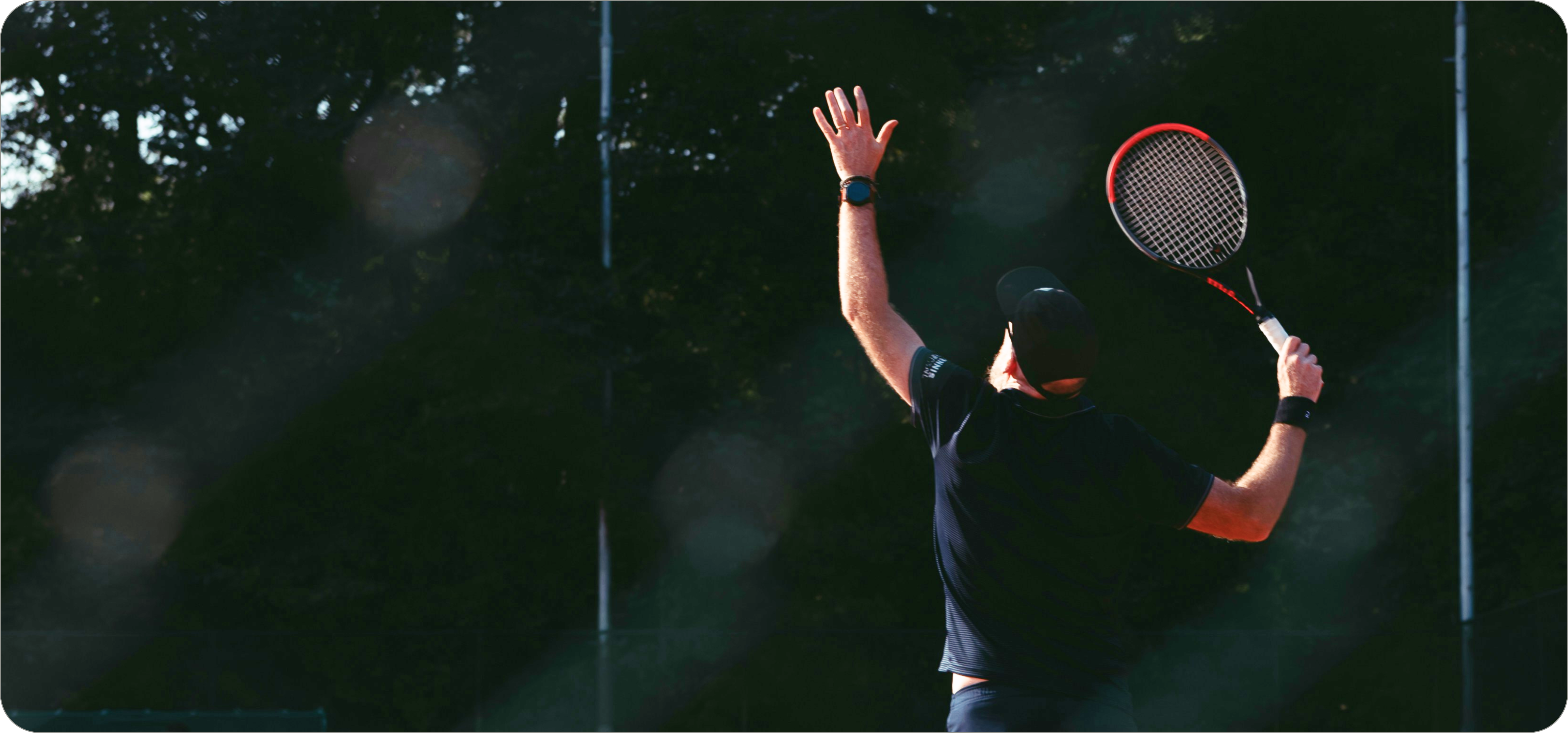 Een man speelt Oldstars tennis voor ouderen